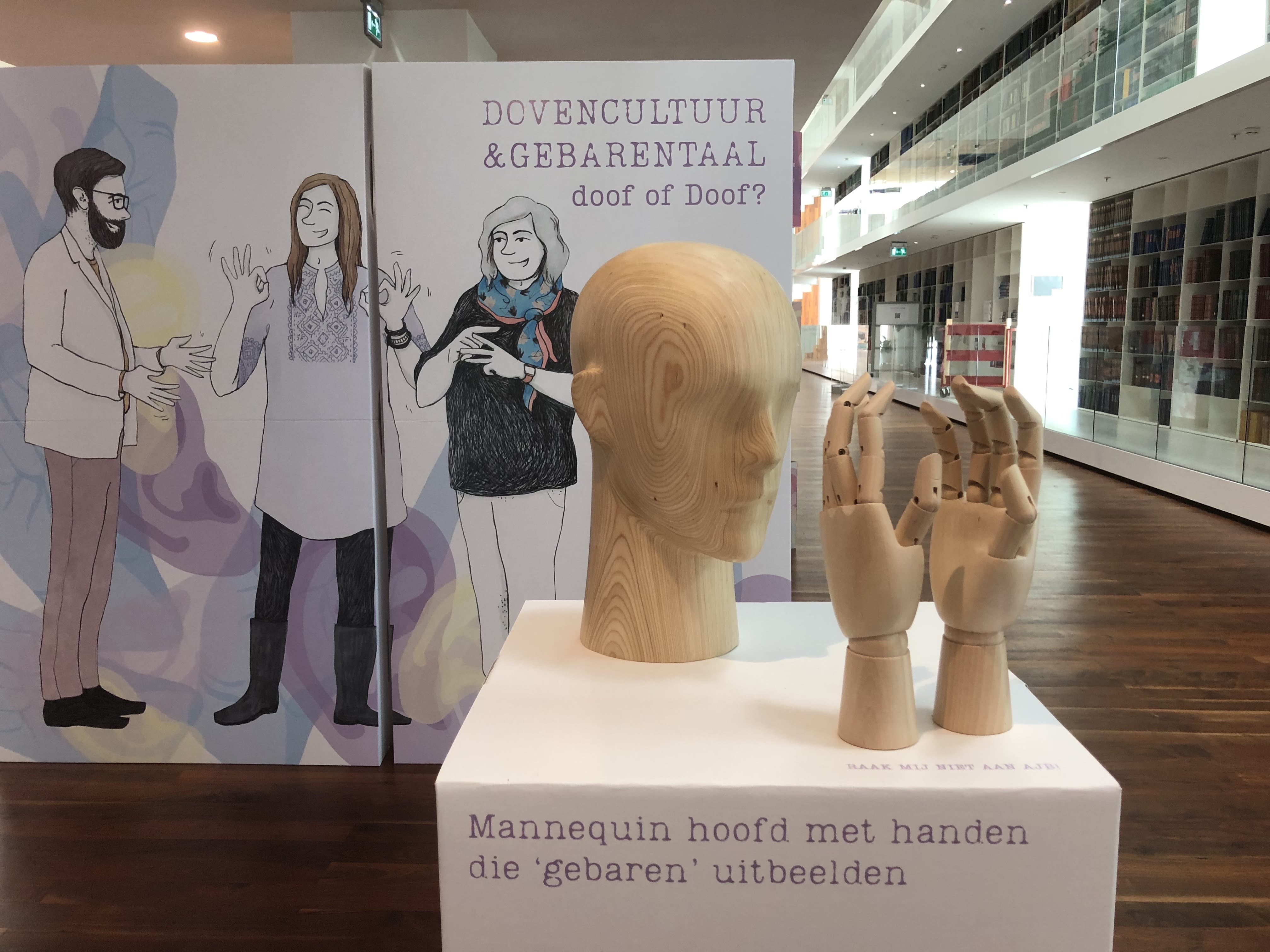 Mannequinhoofd met twee handen die 'gebaren' uitbeelden.