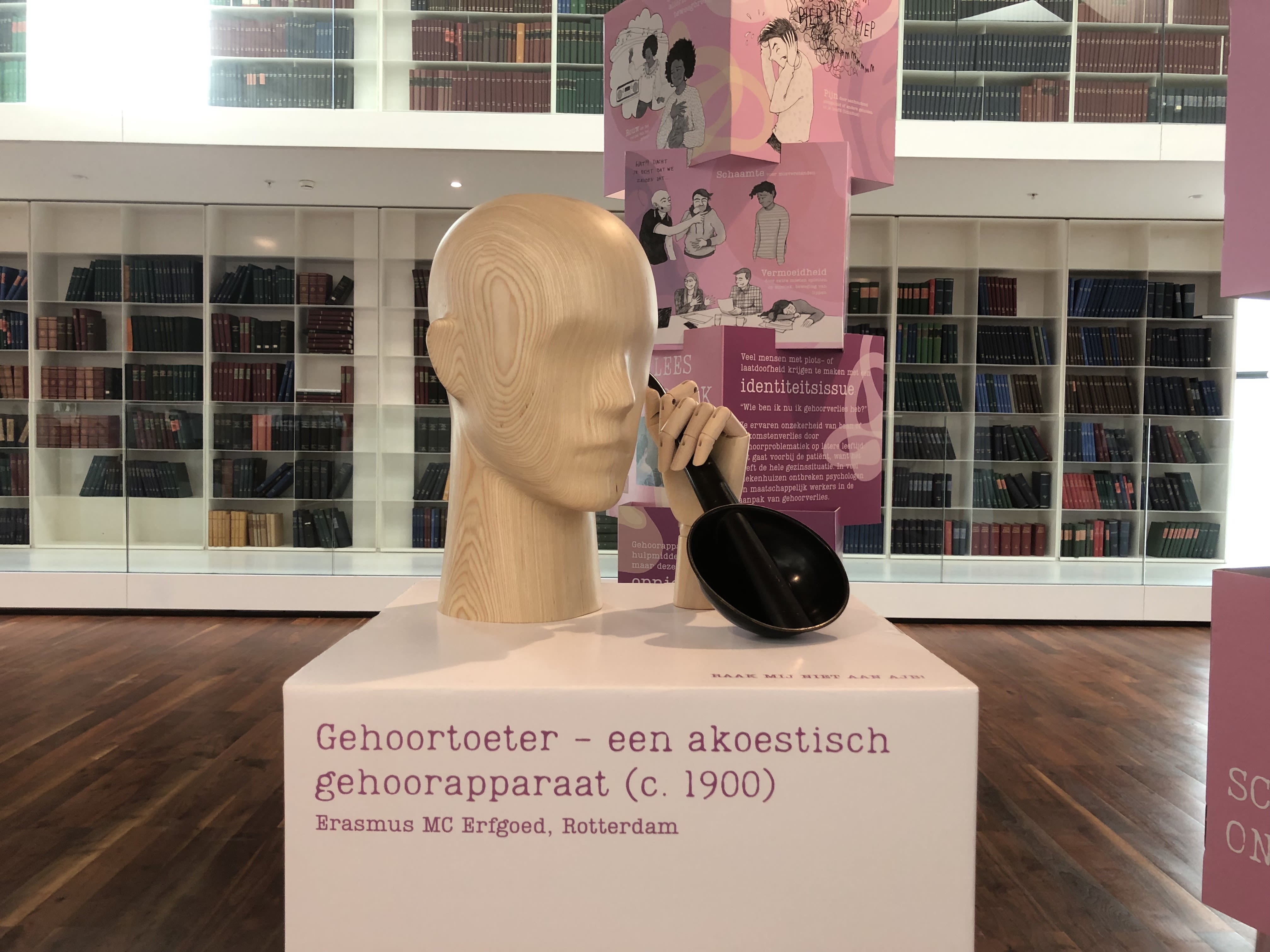 Mannequinhoofd met gehoortoeter, een acoustisch gehoorapparaat, uit c. 1900.