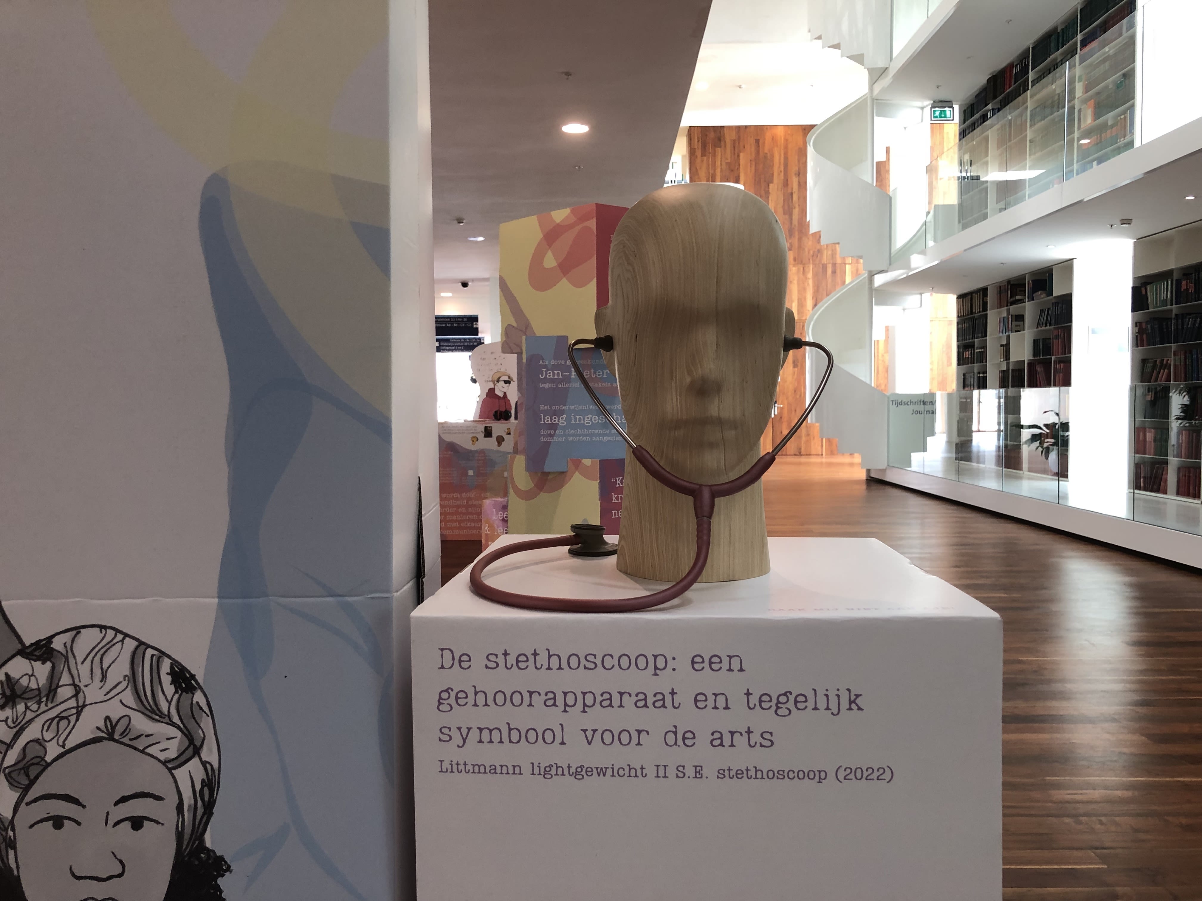 Mannequinhoofd met stethoscoop