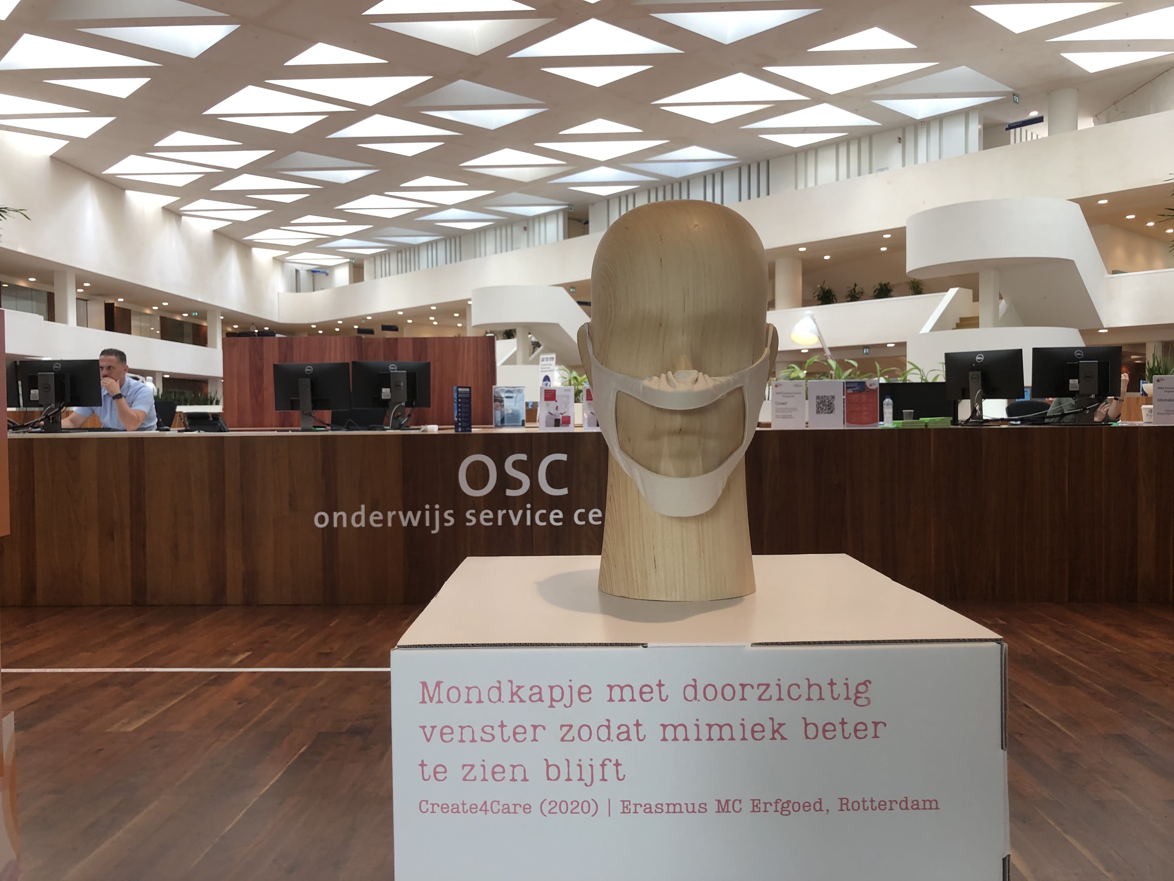 Mannequinhoofd met mondkapje met doorzichtig venster